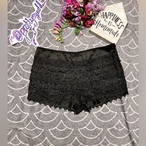❤️Sand Souci Cute Black Lace Shorts!♠️! EUC! Beautiful intricate lace♠️